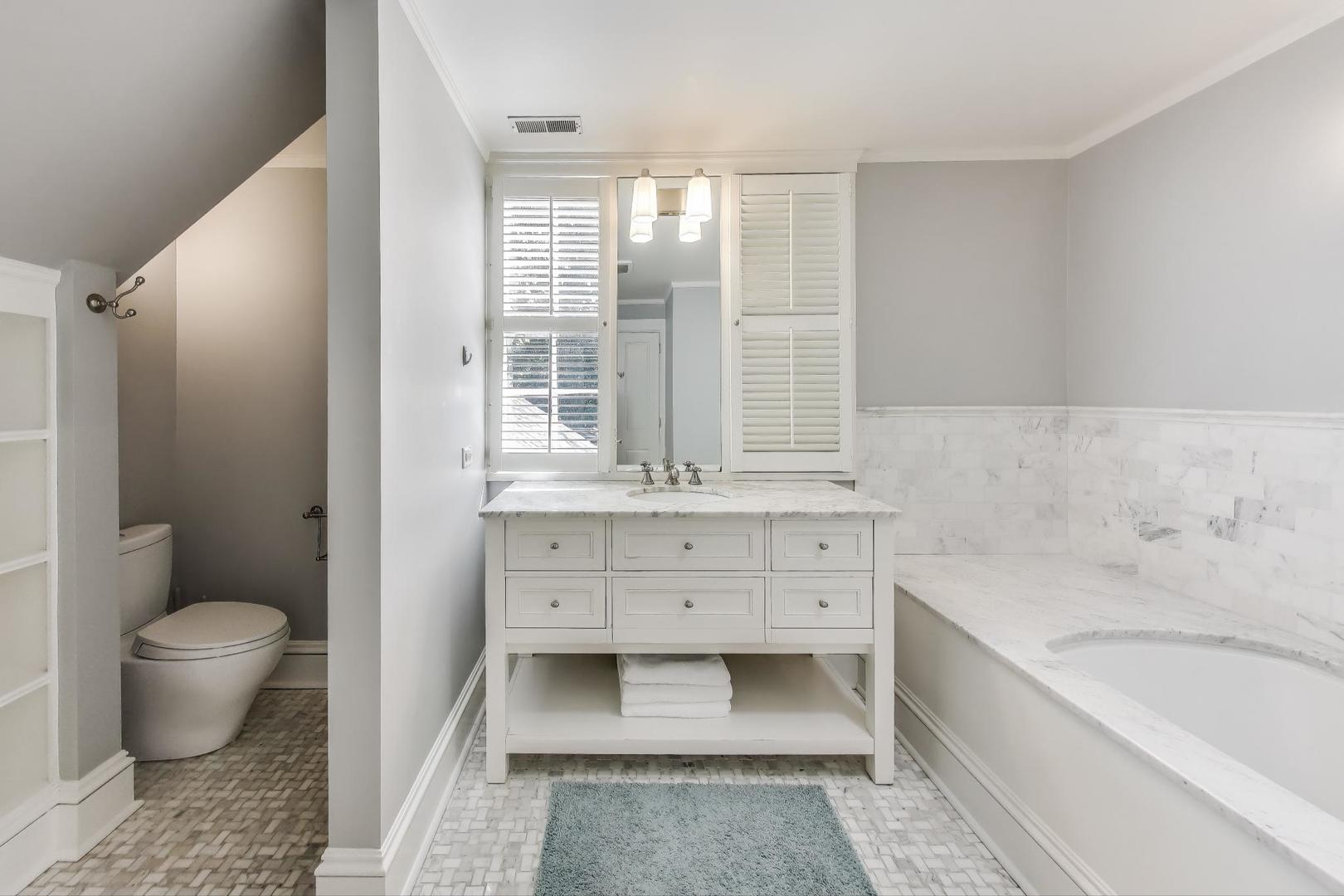 1229 Hinman Ave Evanston, IL 60202