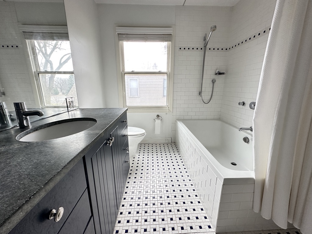 953 Clay Ct Deerfield, IL 60015