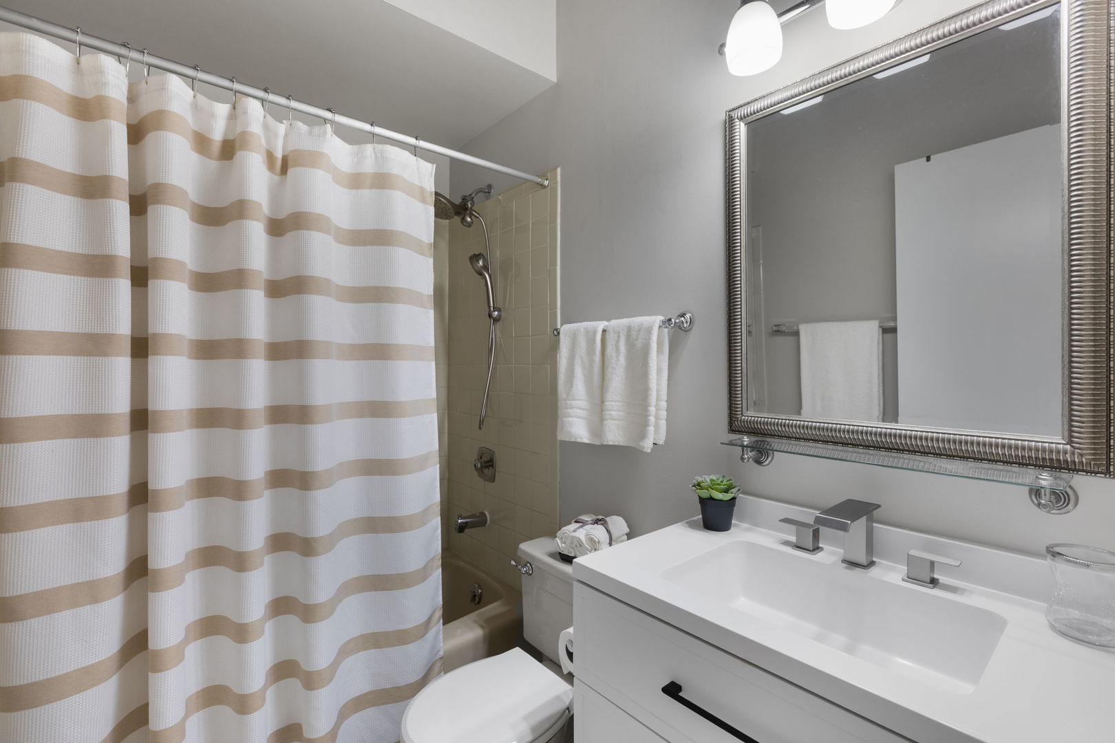 6600 W Wood Riv Dr #201 Niles, IL 60714