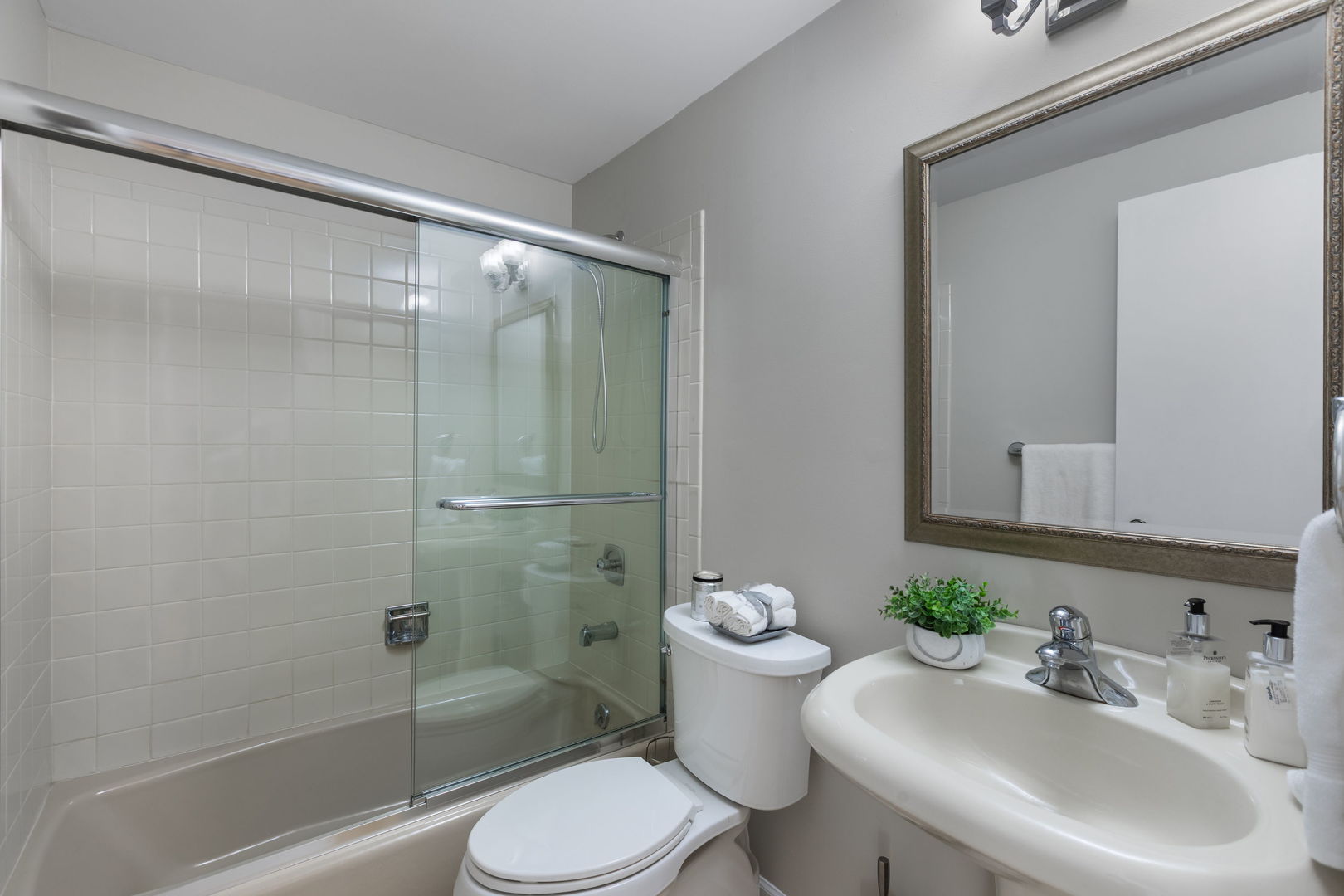 6600 W Wood Riv Dr #201 Niles, IL 60714