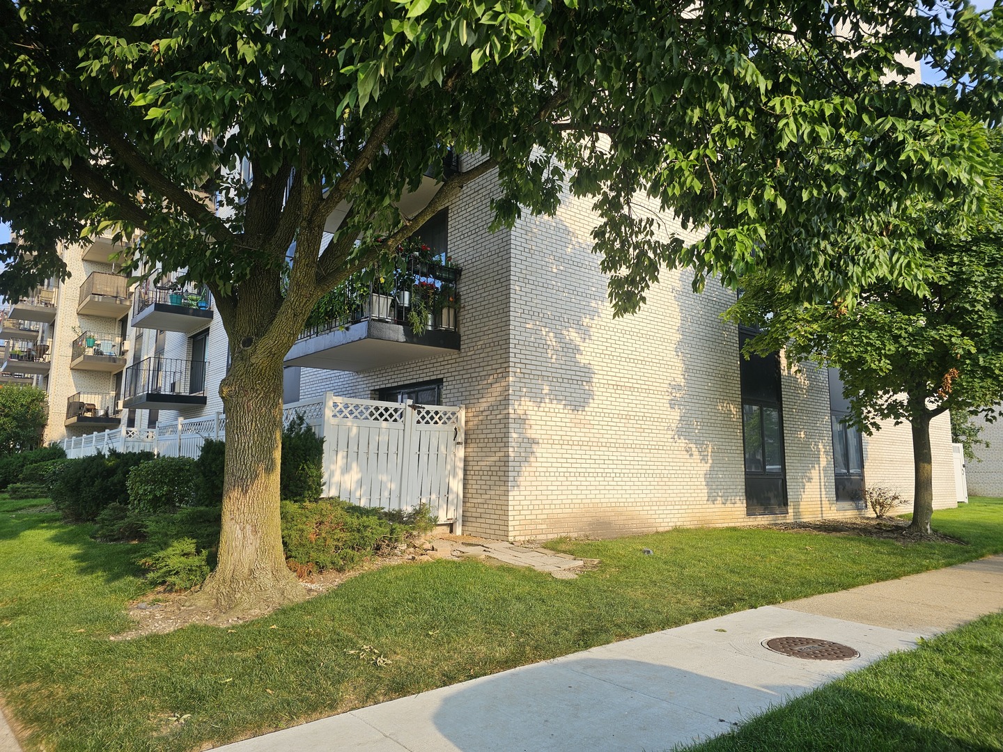 9078 W Heathwood Dr #1M Niles, IL 60714