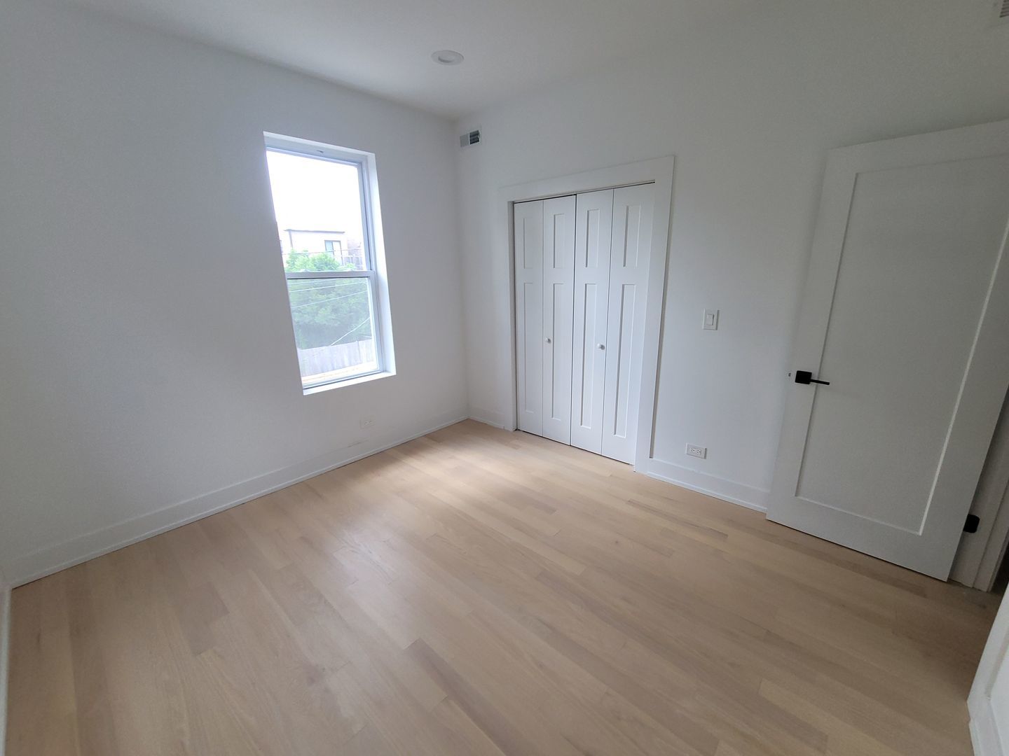 6442 S INGLESIDE Ave Chicago, IL 60637