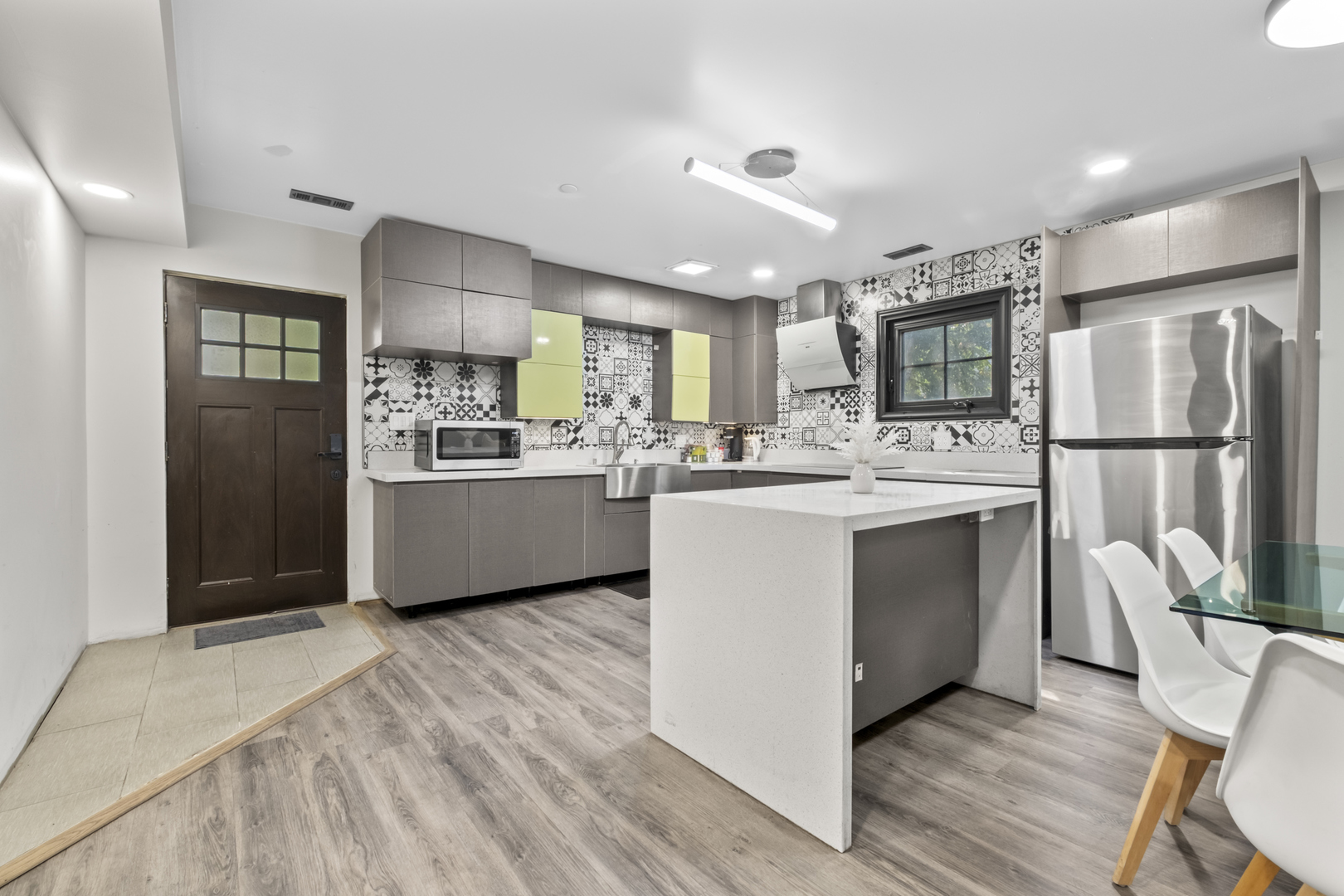 2307 Lk St #2 Evanston, IL 60201