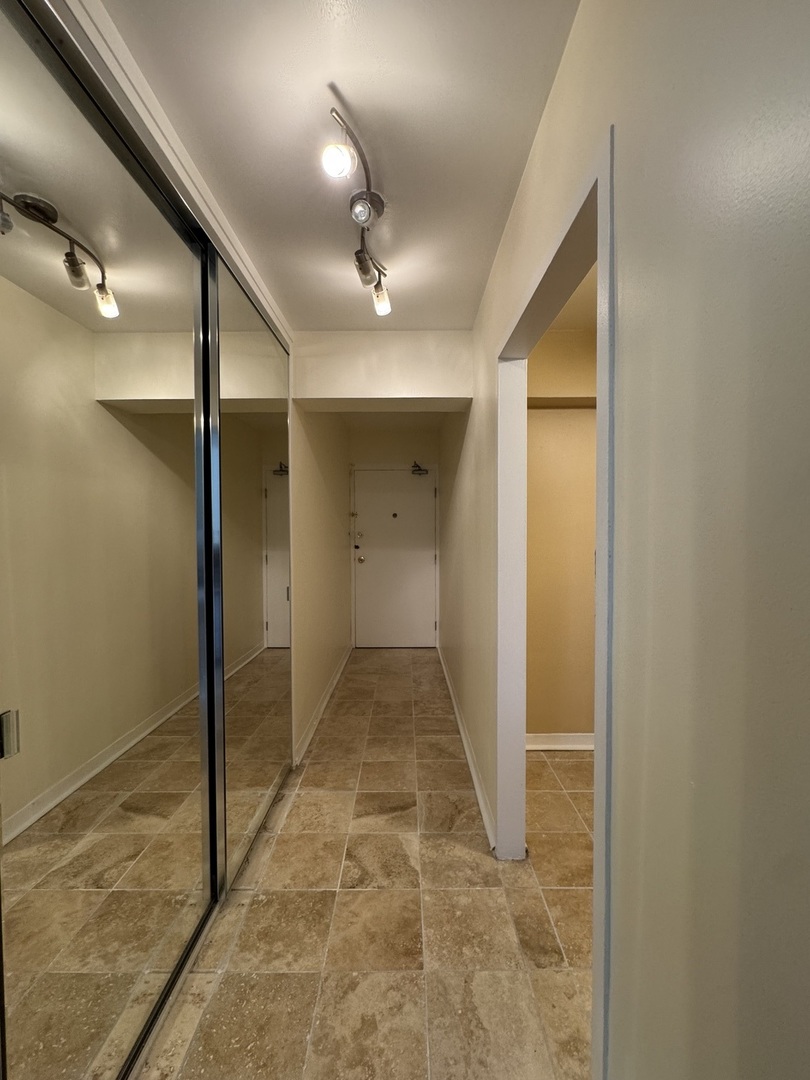 7337 S SOUTH Shr Dr #1221 Chicago, IL 60649