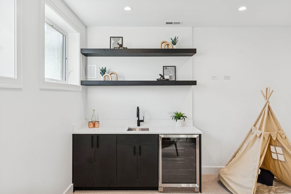 706 E 41st St Chicago, IL 60653