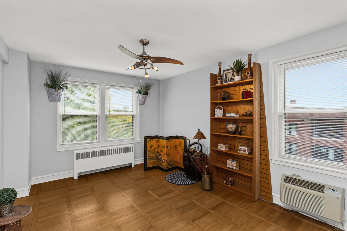 1585 Rdg Ave #404 Evanston, IL 60201