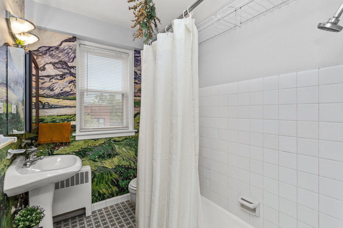 1585 Rdg Ave #404 Evanston, IL 60201