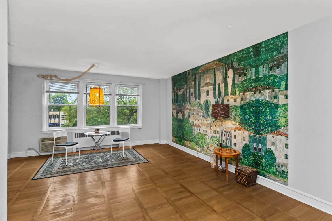 1585 Rdg Ave #404 Evanston, IL 60201