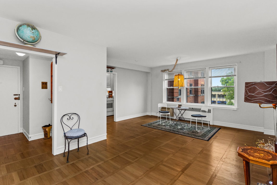 1585 Rdg Ave #404 Evanston, IL 60201