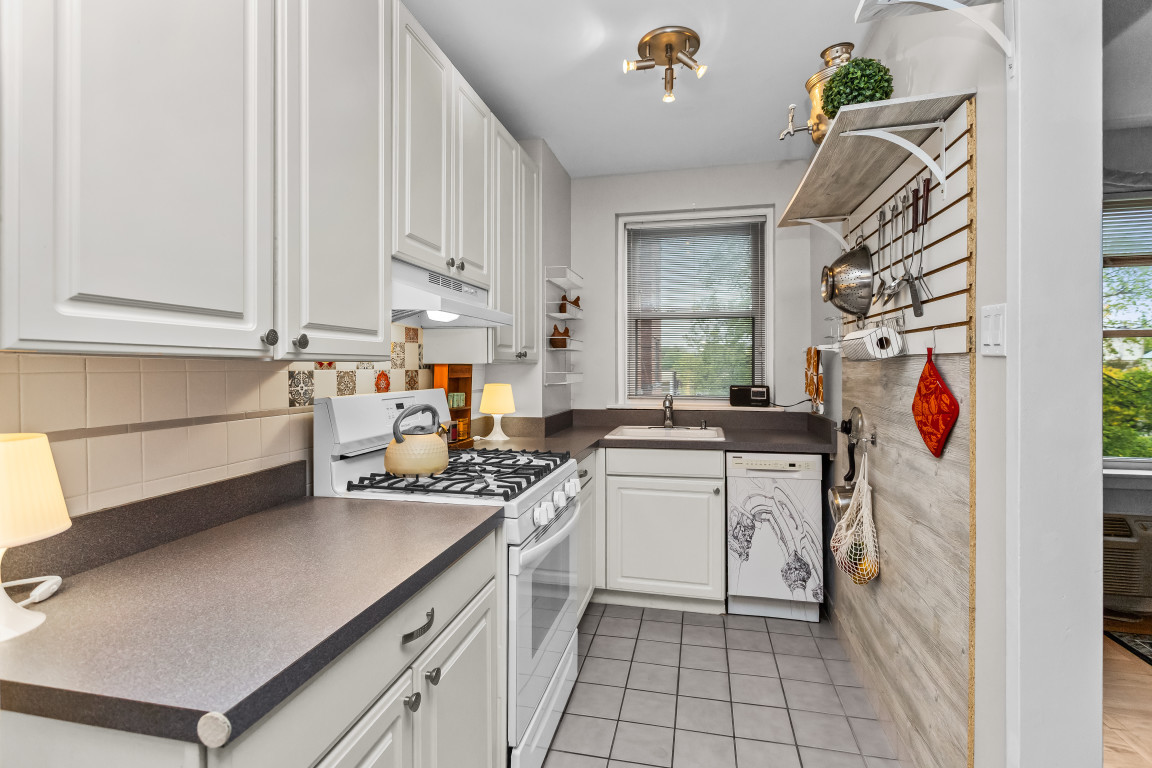 1585 Rdg Ave #404 Evanston, IL 60201