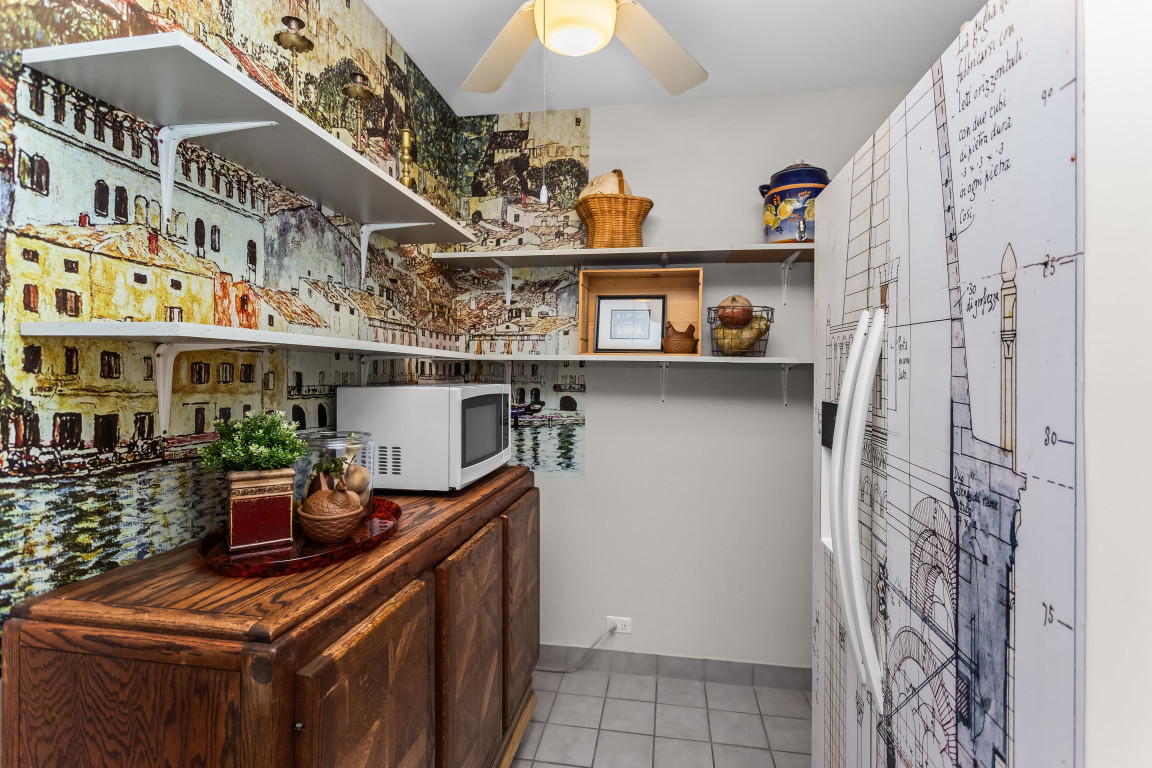 1585 Rdg Ave #404 Evanston, IL 60201