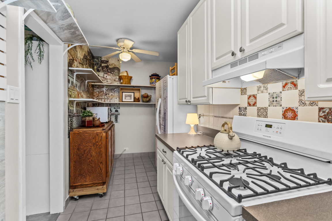 1585 Rdg Ave #404 Evanston, IL 60201