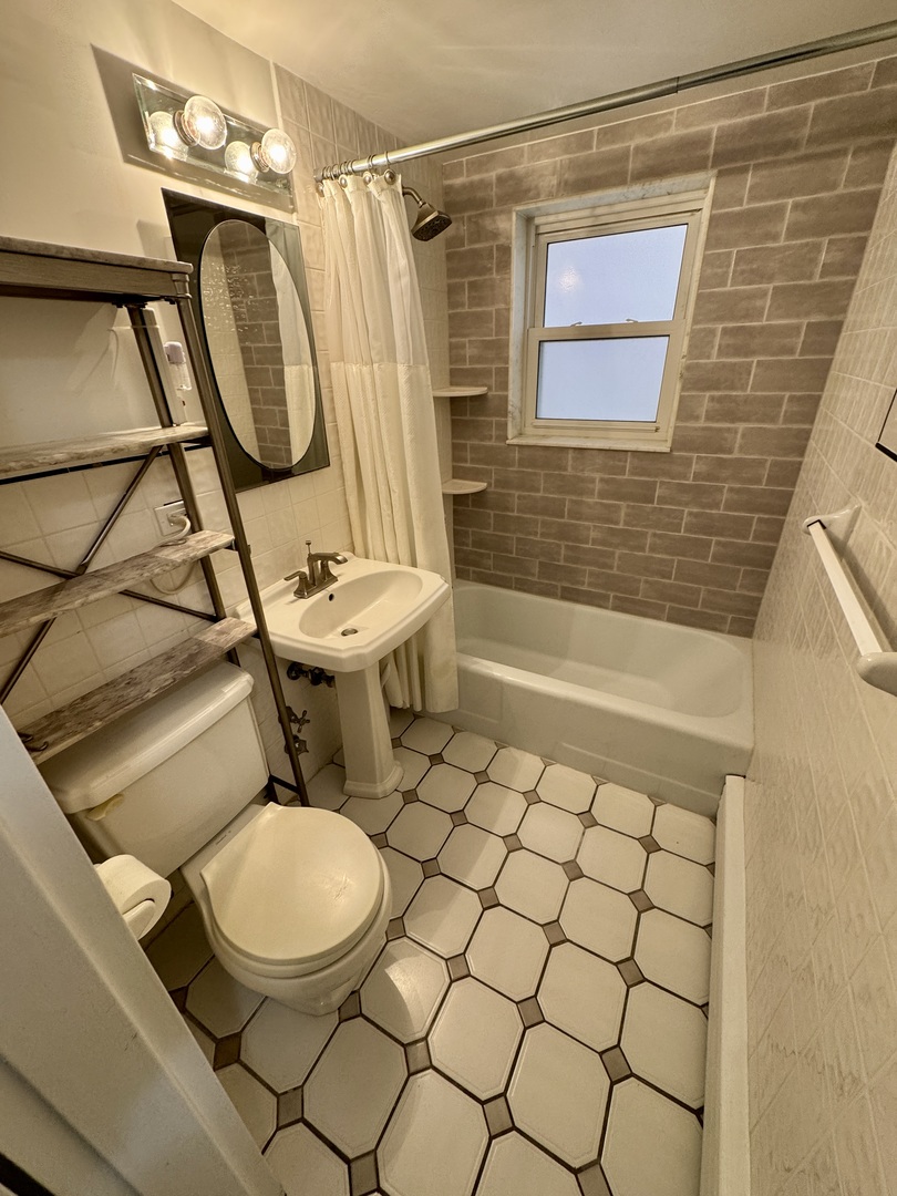 1314 Central St #1S Evanston, IL 60201