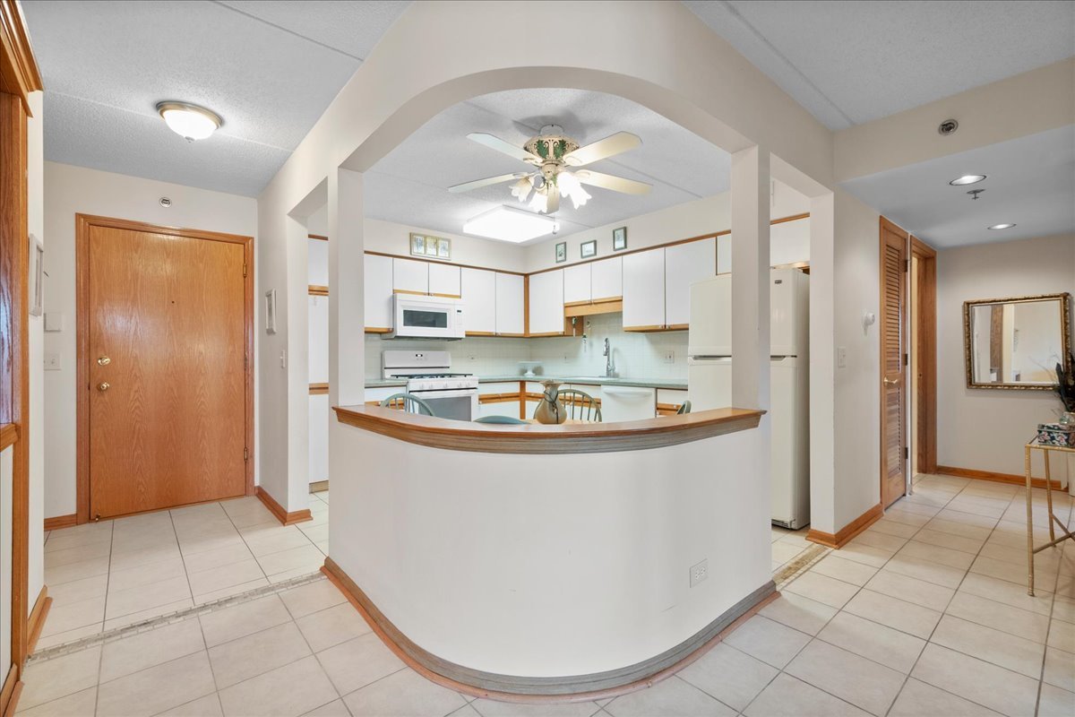 6755 N Milwaukee Ave #404 Niles, IL 60714