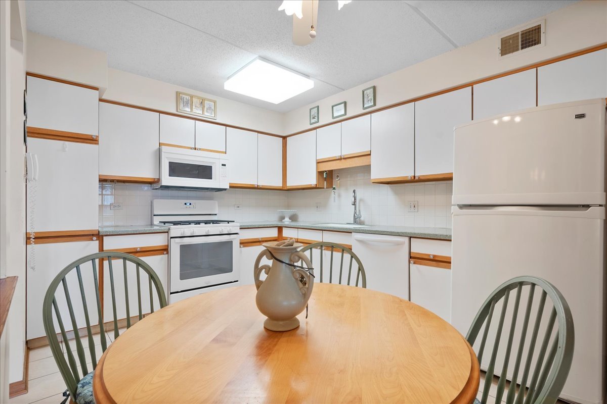 6755 N Milwaukee Ave #404 Niles, IL 60714