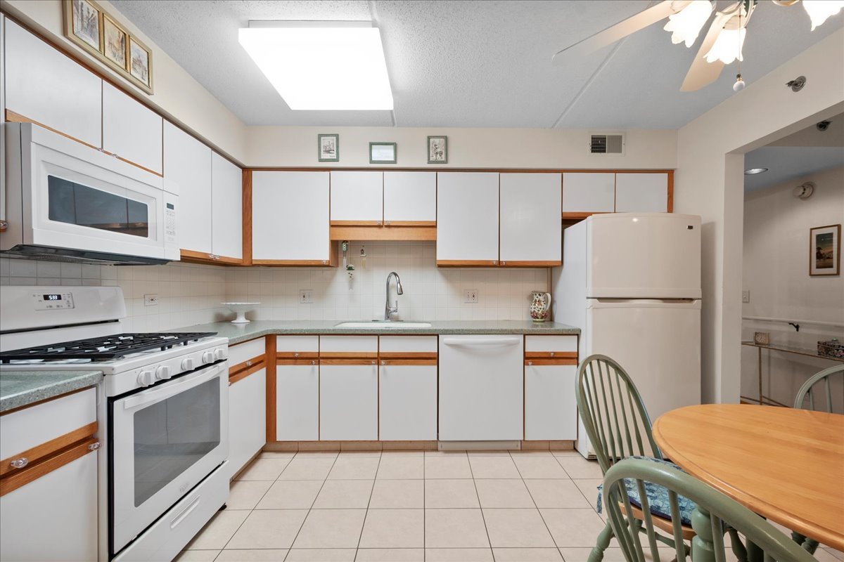 6755 N Milwaukee Ave #404 Niles, IL 60714