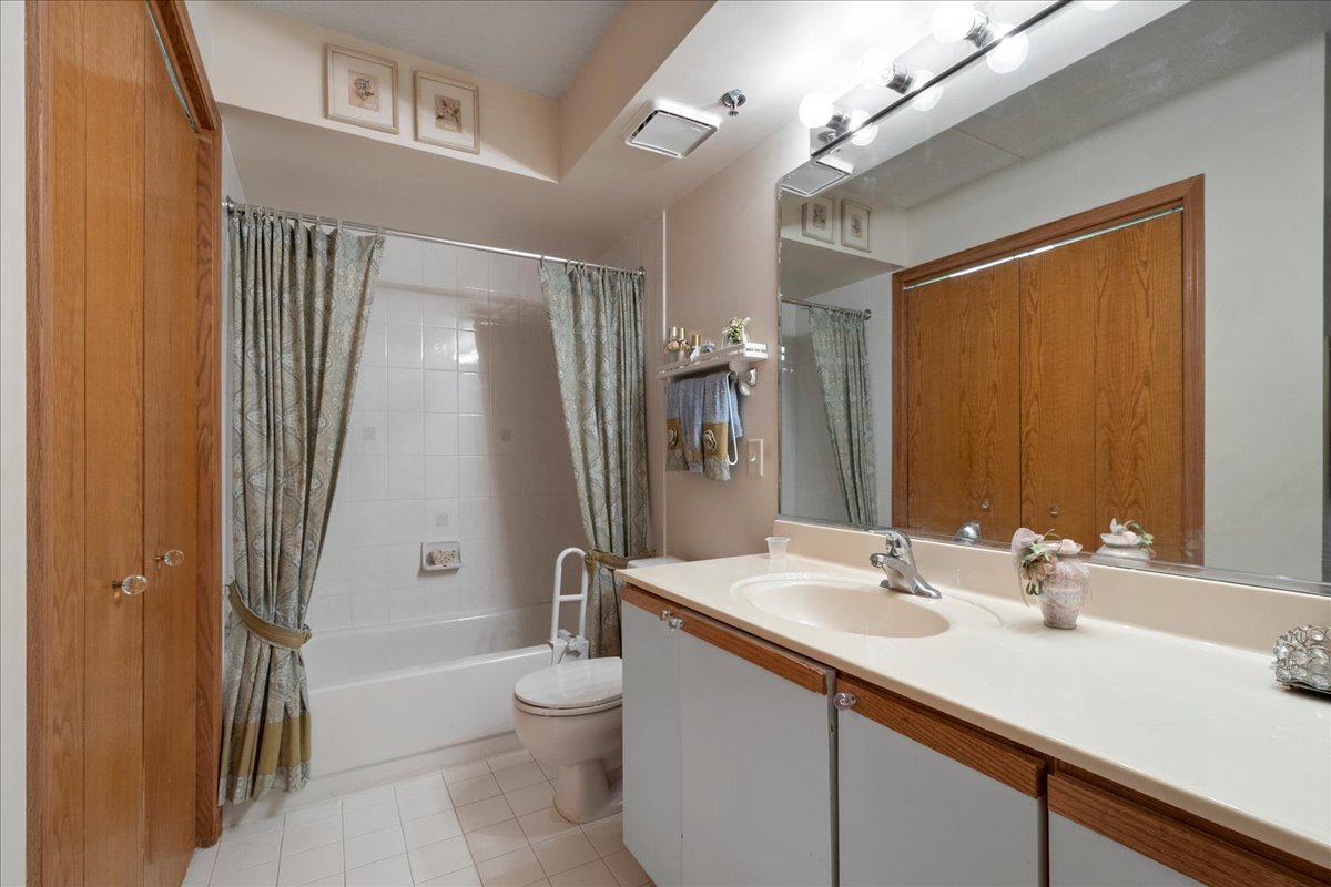 6755 N Milwaukee Ave #404 Niles, IL 60714