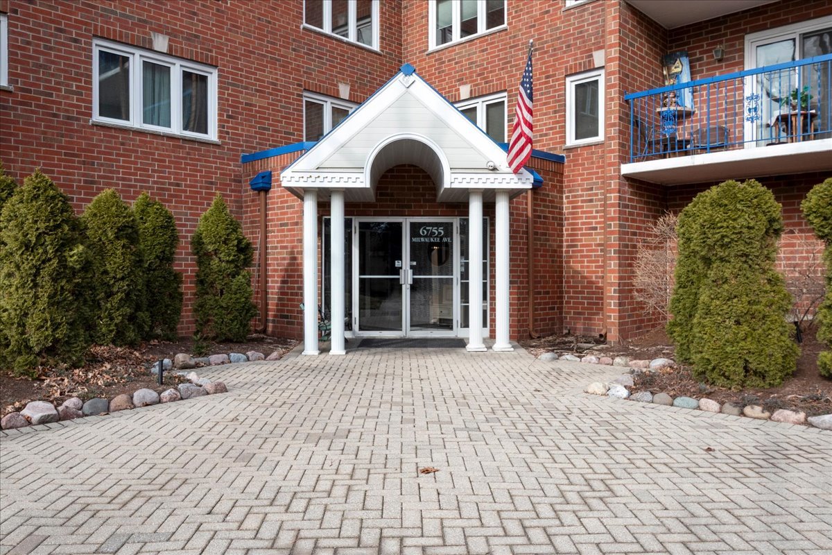 6755 N Milwaukee Ave #404 Niles, IL 60714