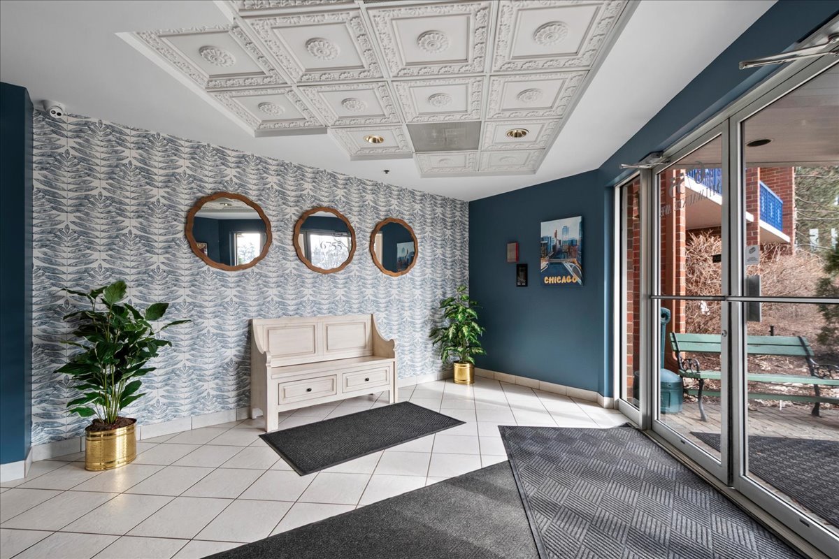 6755 N Milwaukee Ave #404 Niles, IL 60714