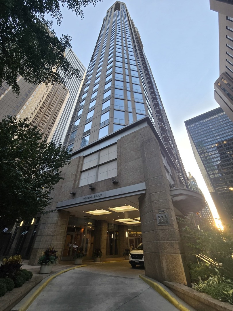222 N COLUMBUS Dr #2102