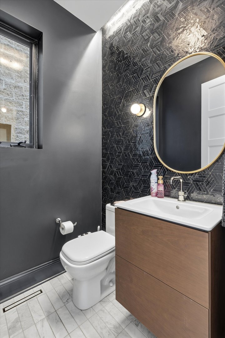 1936 N Wilmot Ave Chicago, IL 60647