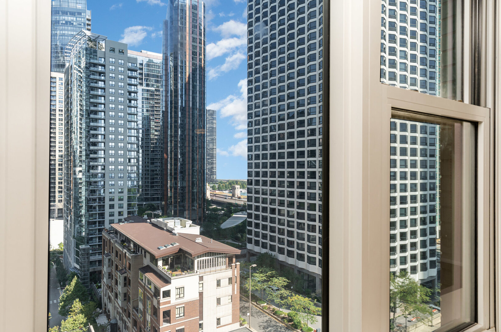 400 E RANDOLPH St #1604 Chicago, IL 60601