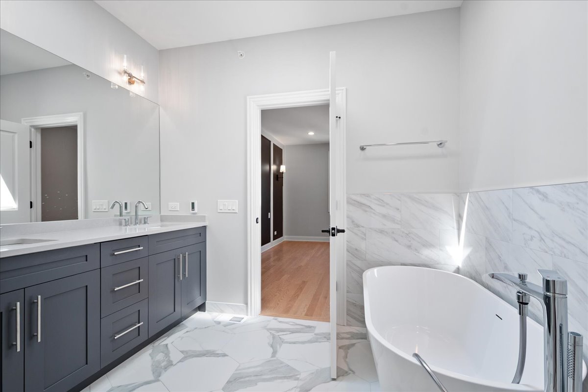 2012 Maple Ave Evanston, IL 60201