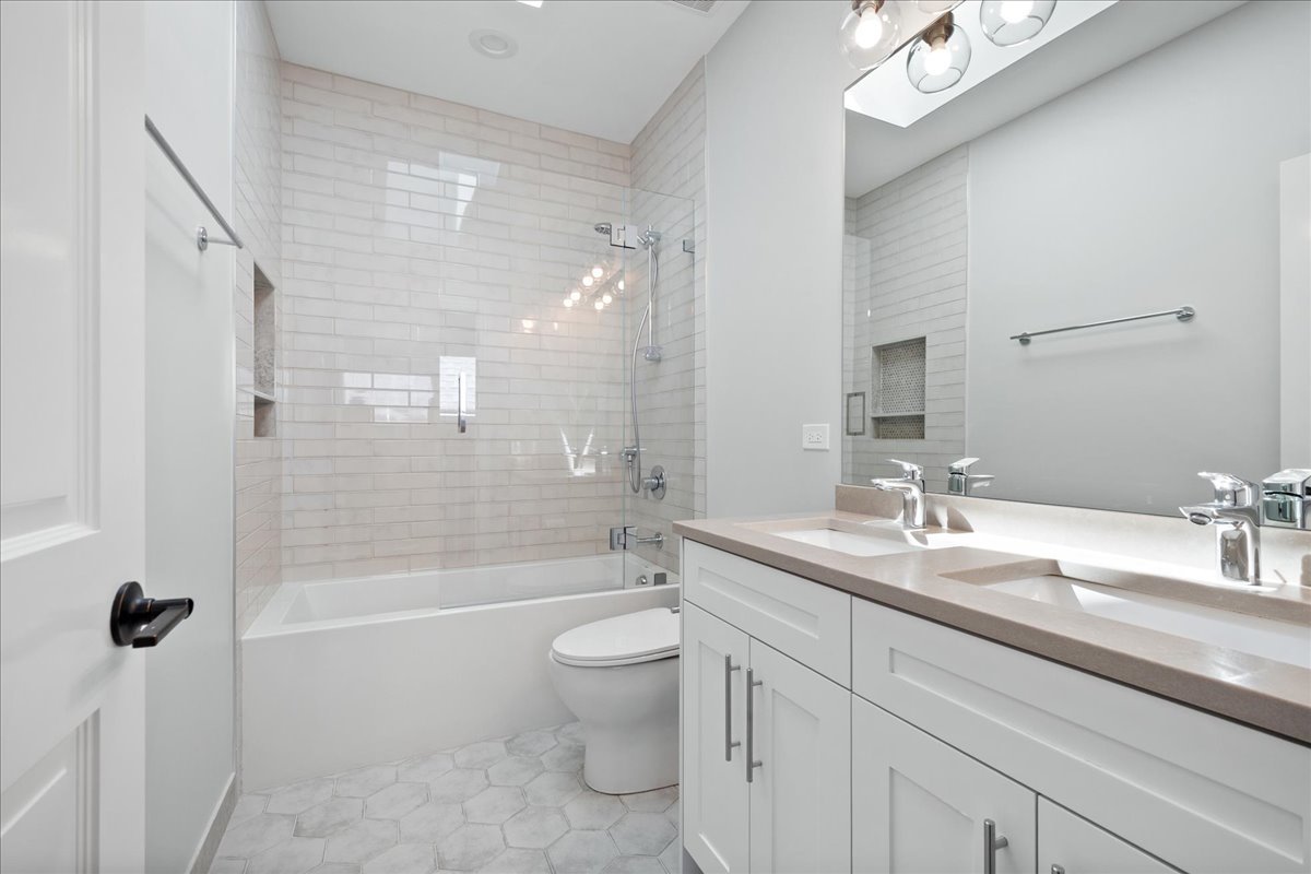 2012 Maple Ave Evanston, IL 60201