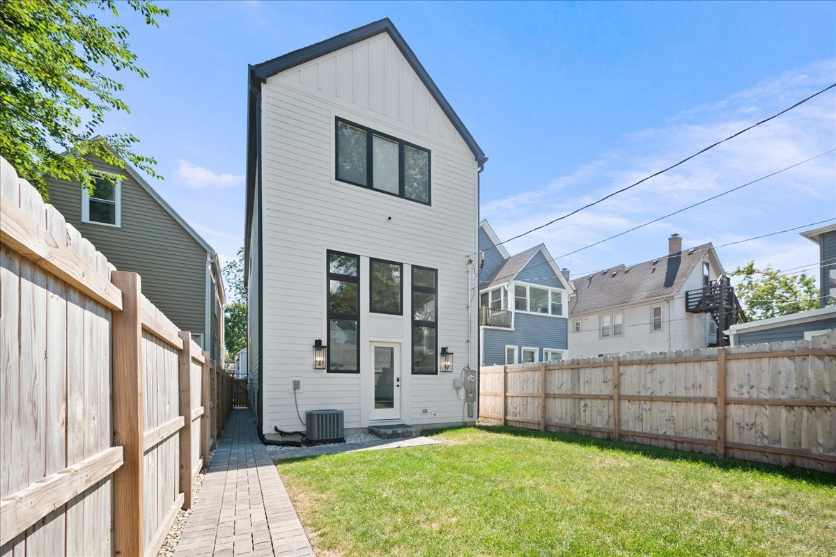 2012 Maple Ave Evanston, IL 60201