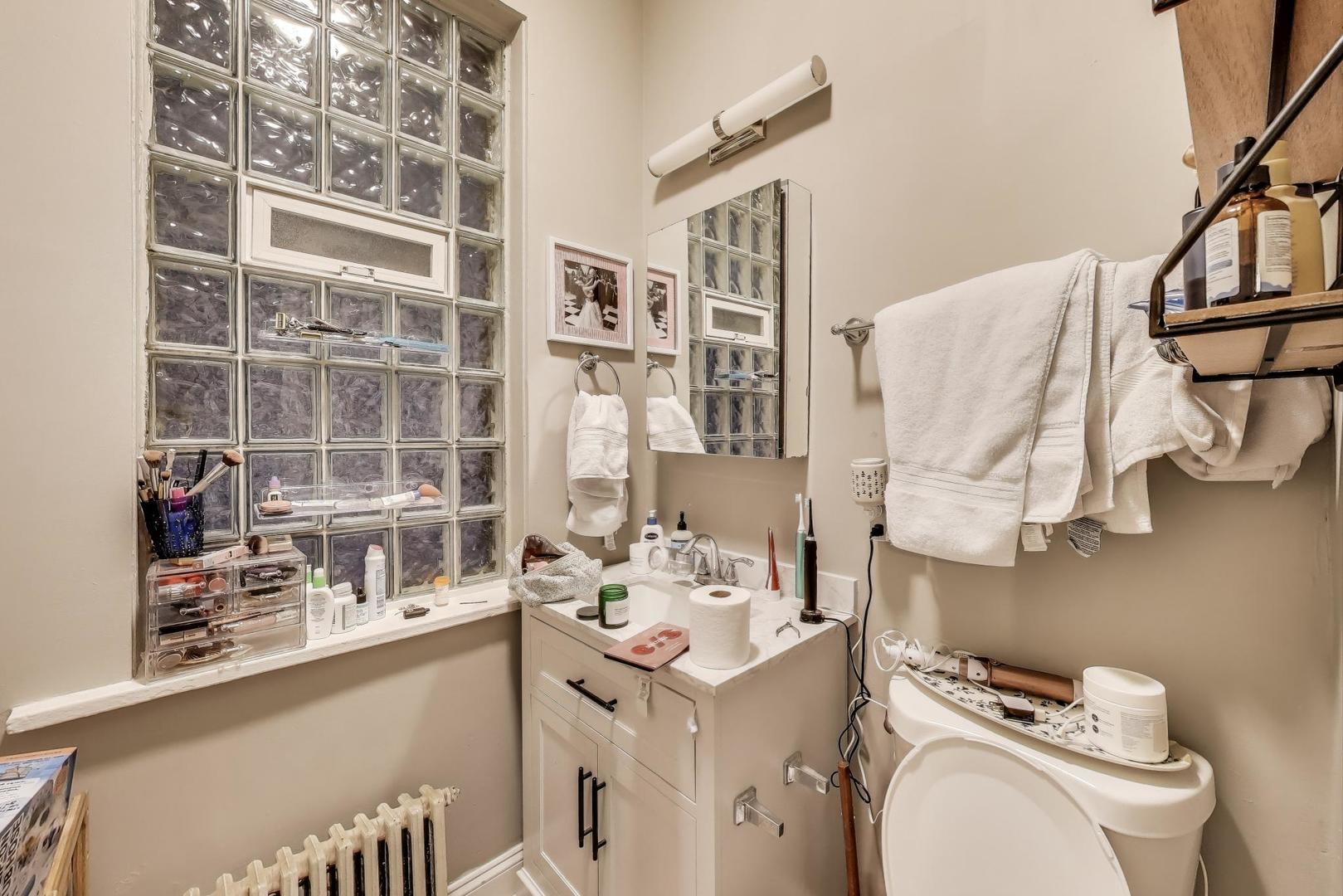 718 W Cornelia Ave Chicago, IL 60657