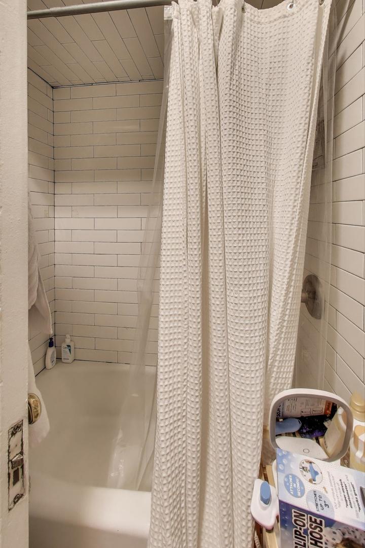 718 W Cornelia Ave Chicago, IL 60657