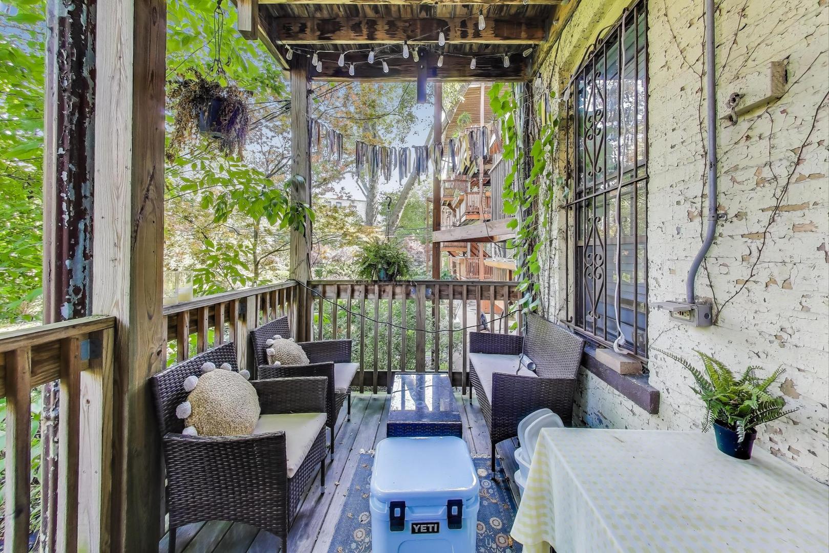 718 W Cornelia Ave Chicago, IL 60657