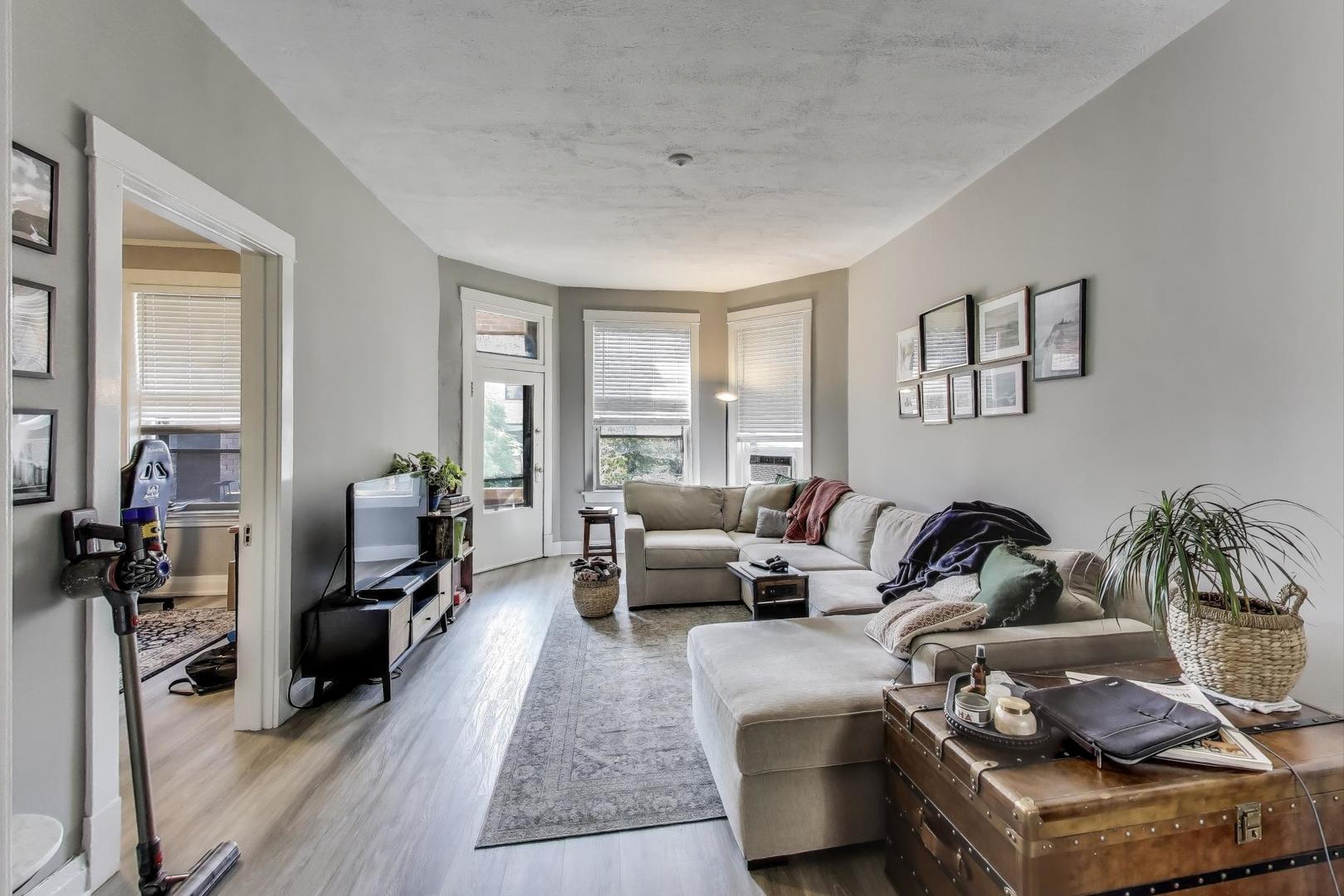 718 W Cornelia Ave Chicago, IL 60657