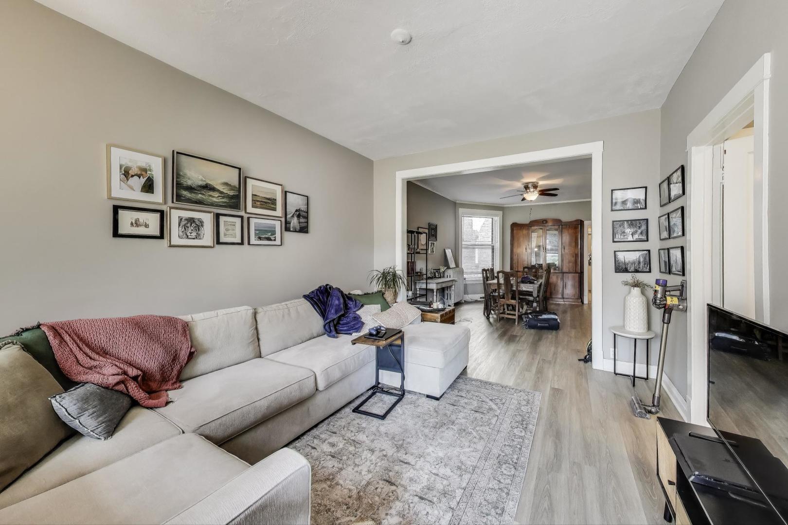 718 W Cornelia Ave Chicago, IL 60657