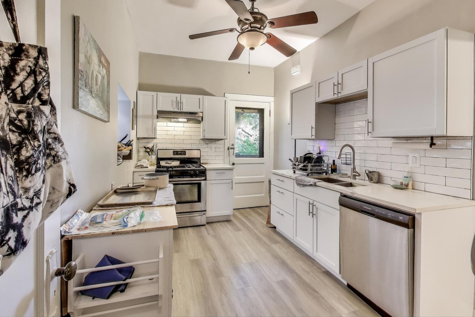 718 W Cornelia Ave Chicago, IL 60657