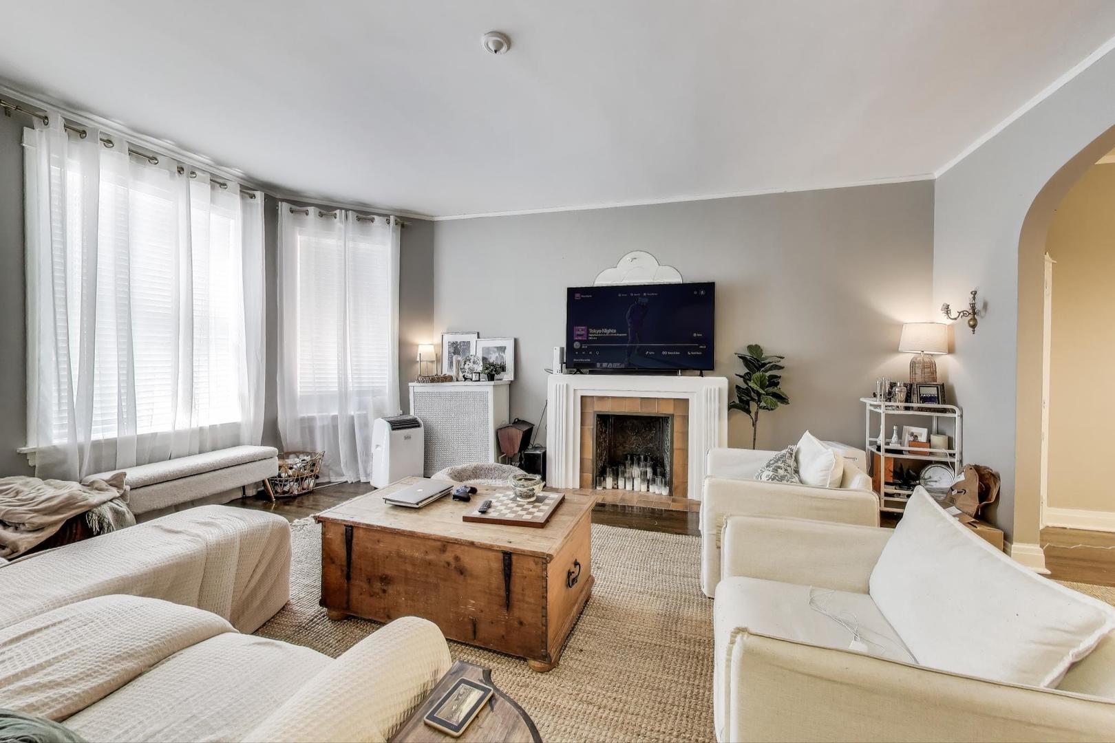 718 W Cornelia Ave Chicago, IL 60657