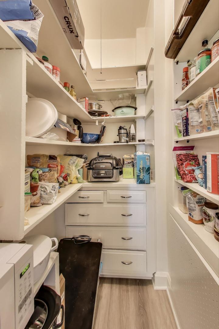 718 W Cornelia Ave Chicago, IL 60657