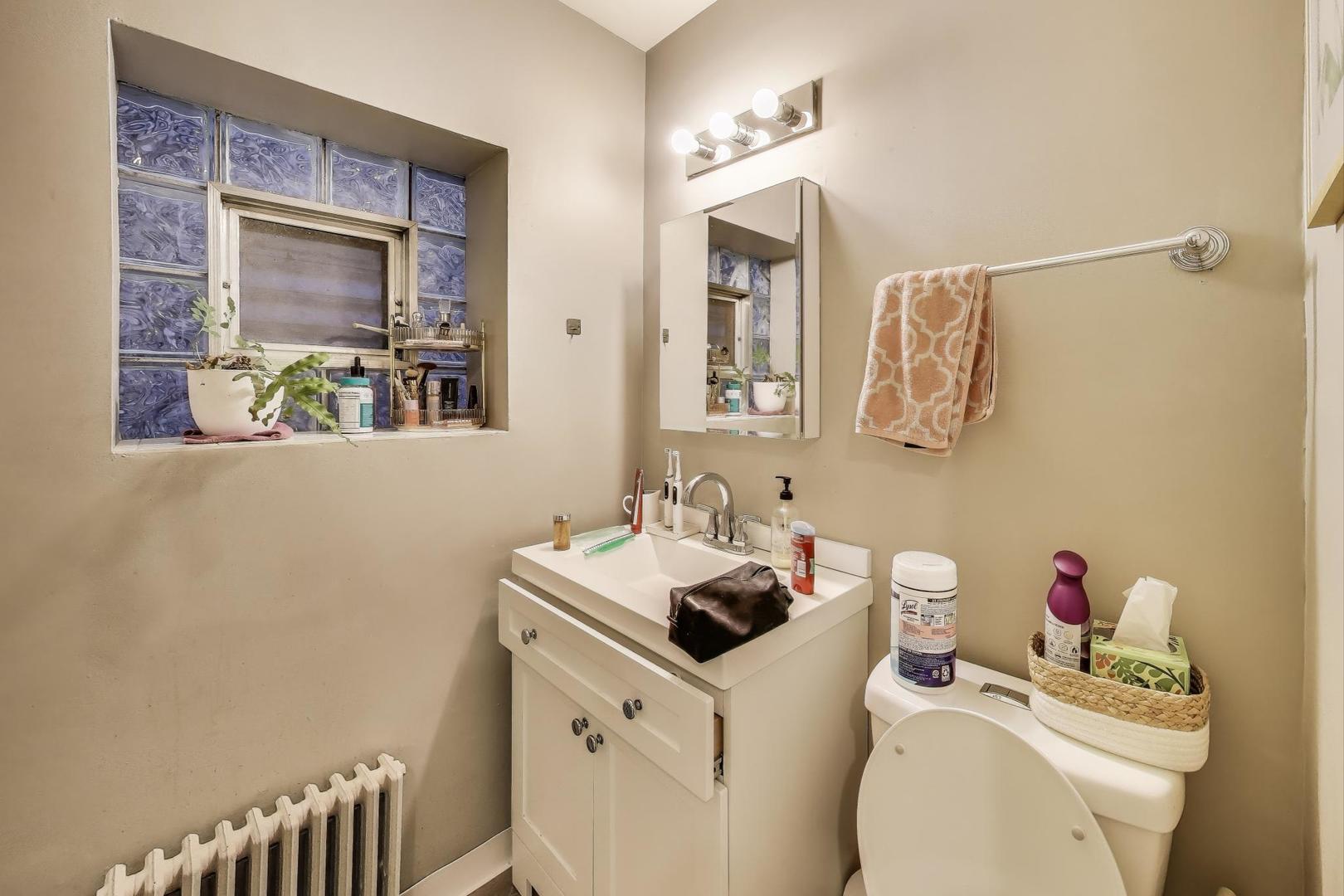 718 W Cornelia Ave Chicago, IL 60657