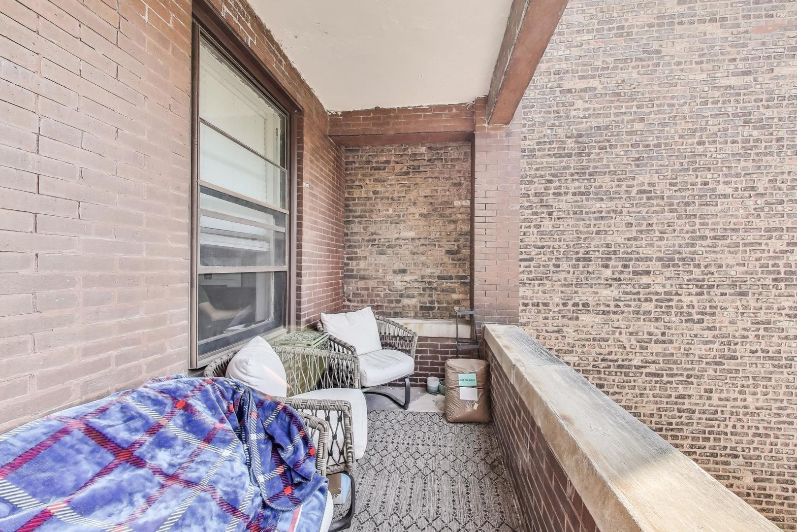 718 W Cornelia Ave Chicago, IL 60657