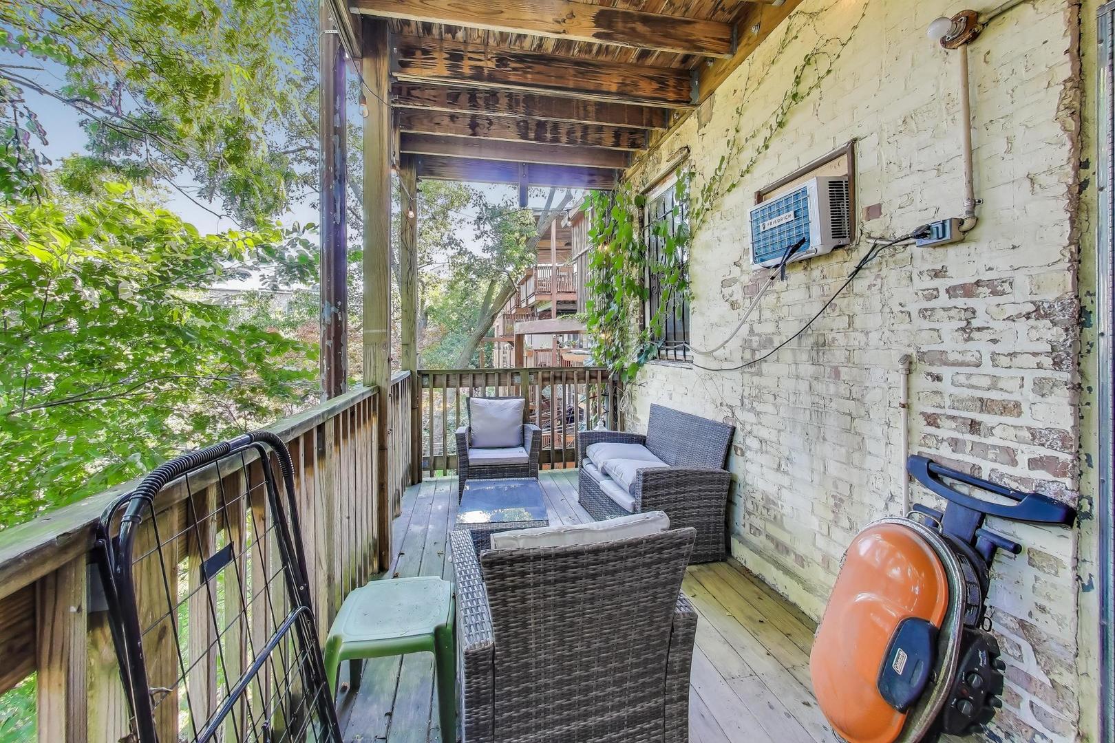 718 W Cornelia Ave Chicago, IL 60657