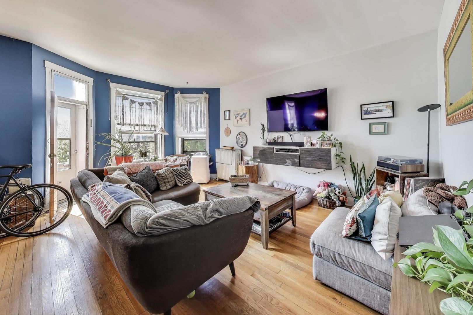 718 W Cornelia Ave Chicago, IL 60657