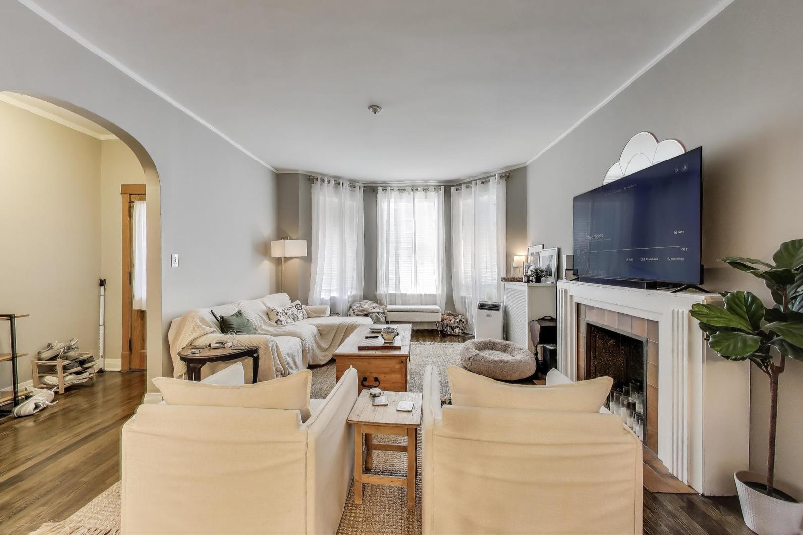 718 W Cornelia Ave Chicago, IL 60657