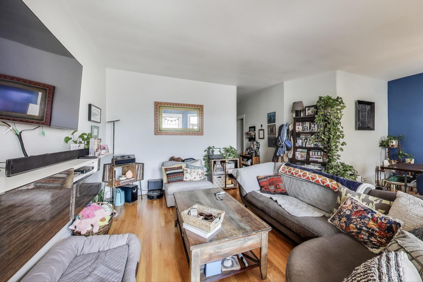 718 W Cornelia Ave Chicago, IL 60657