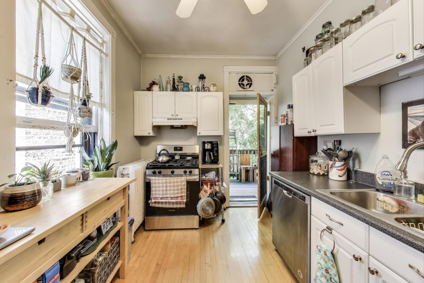 718 W Cornelia Ave Chicago, IL 60657