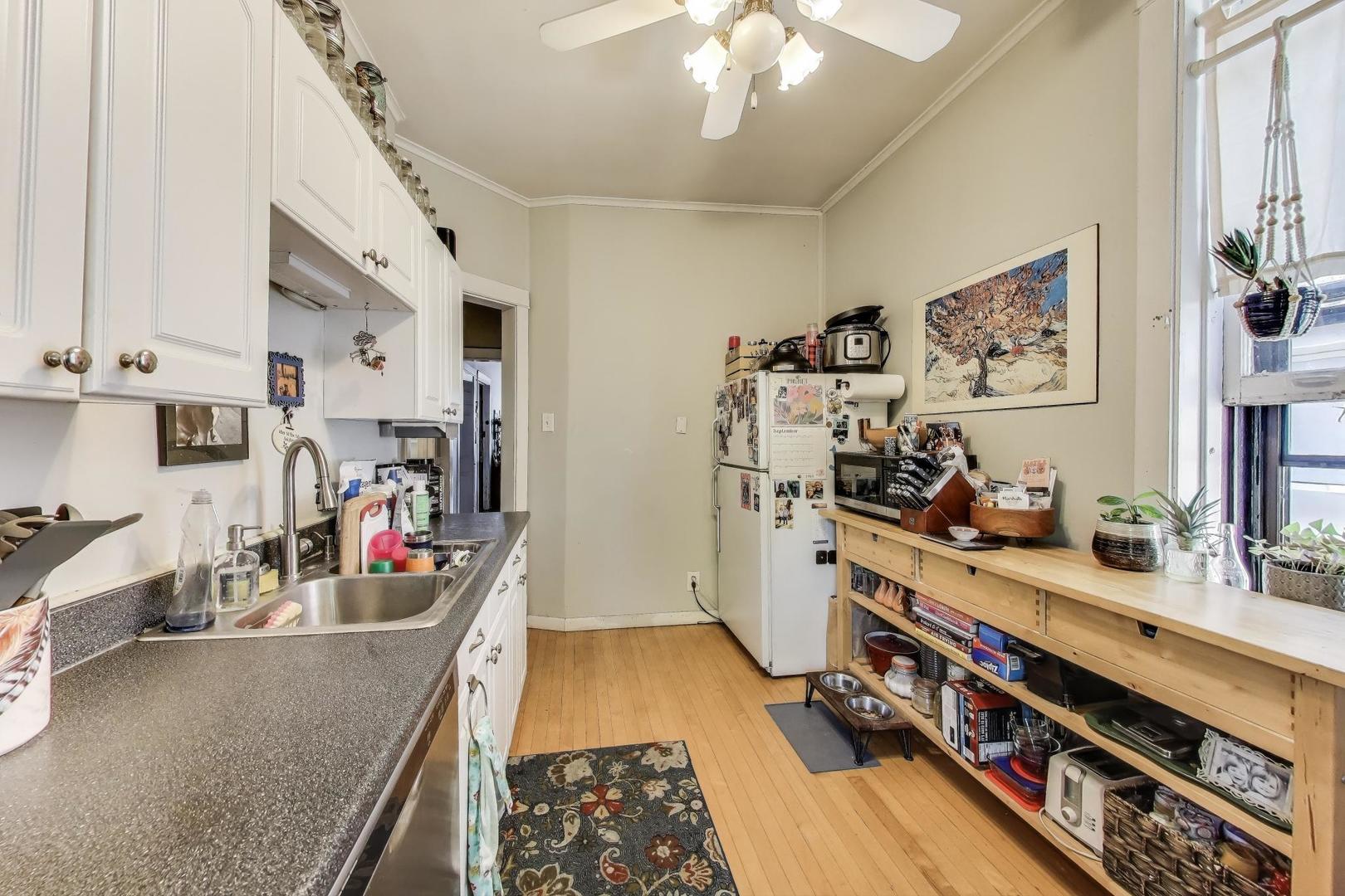 718 W Cornelia Ave Chicago, IL 60657