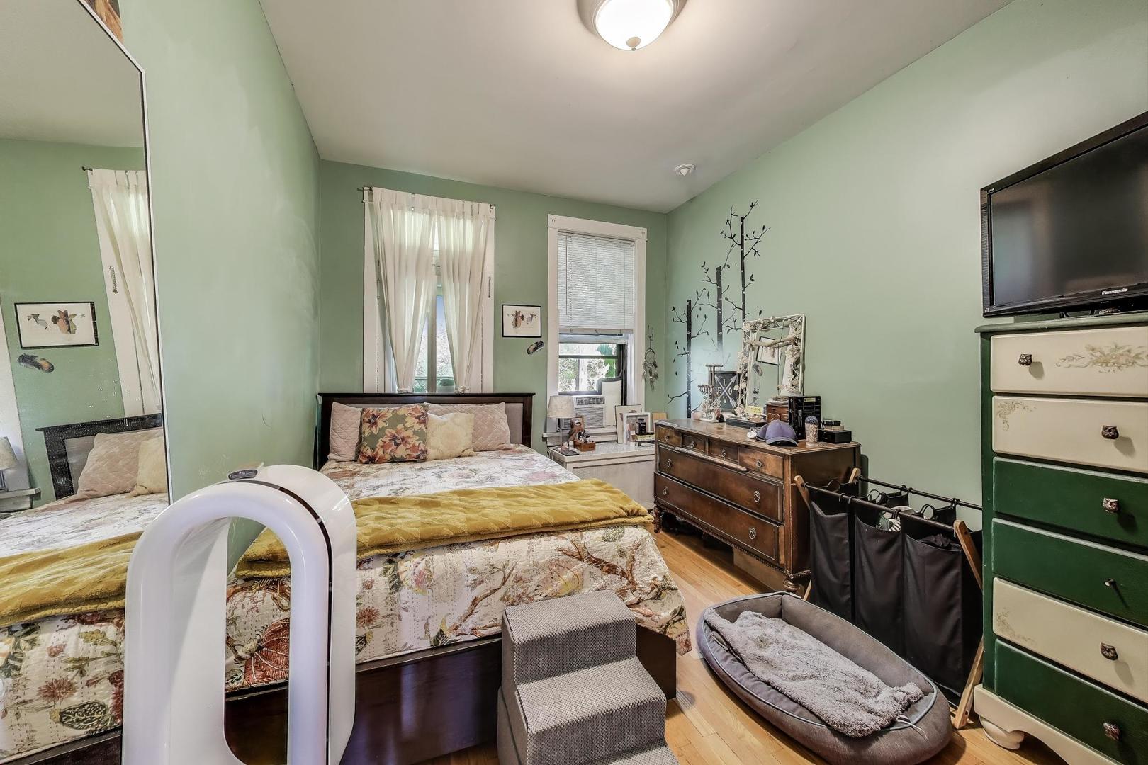 718 W Cornelia Ave Chicago, IL 60657