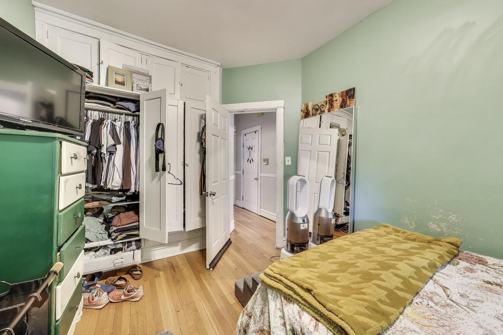 718 W Cornelia Ave Chicago, IL 60657