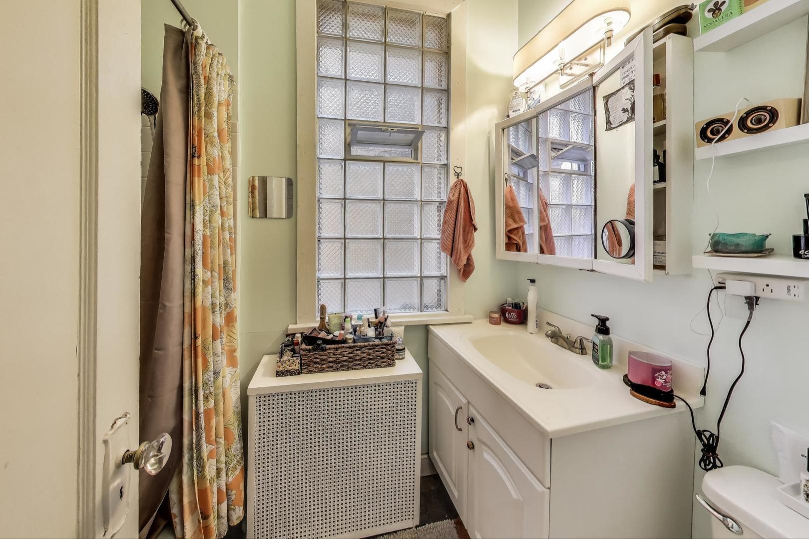 718 W Cornelia Ave Chicago, IL 60657