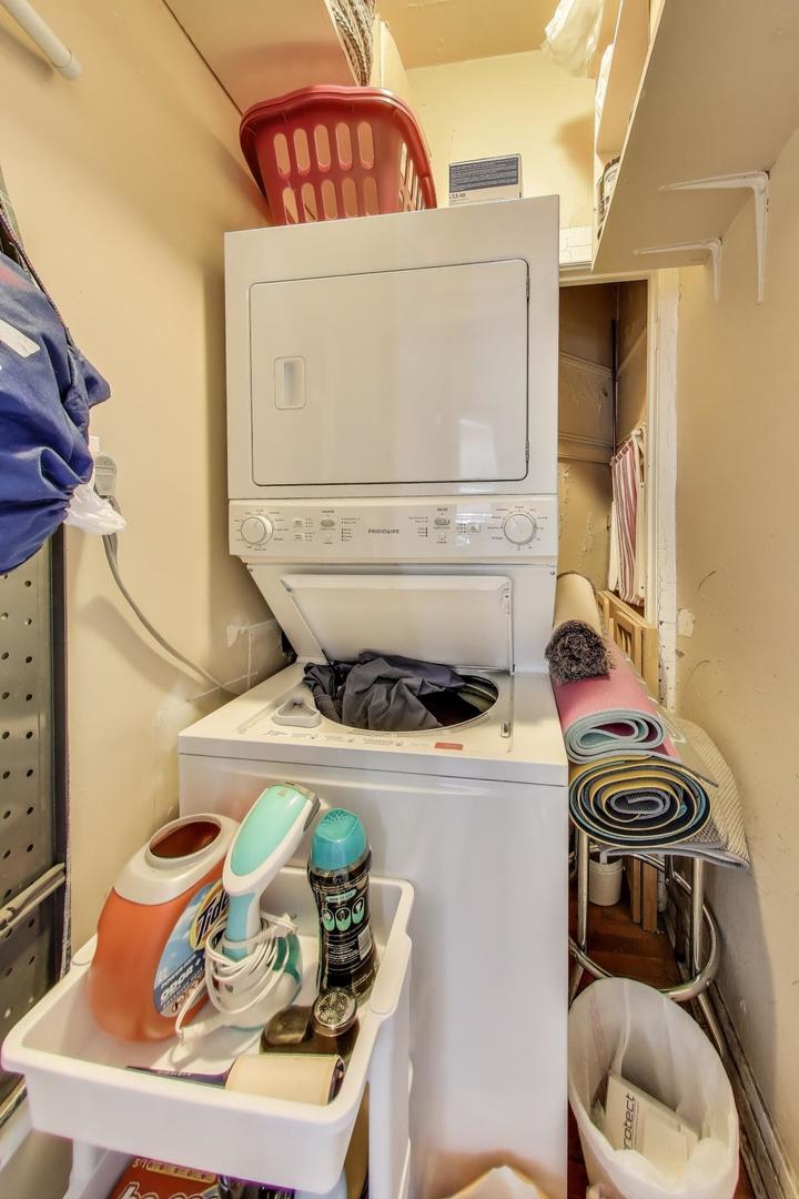 718 W Cornelia Ave Chicago, IL 60657