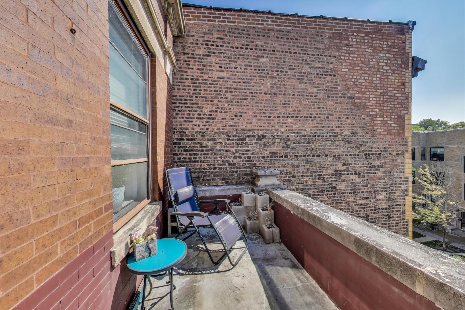 718 W Cornelia Ave Chicago, IL 60657